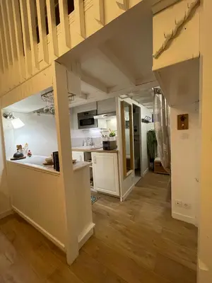 an open kitchen and living room in a house at Pavillon confort pour 2 personnes GRUISSAN in Gruissan
