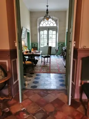 a hallway with a room with a table and chairs at Maison d'Hôtes de La Rivière in Pexiora