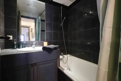 a bathroom with a tub and a sink and a bath tub at CENTRE VILLE Appartement 75m2, avec 3 chambres in Carcassonne