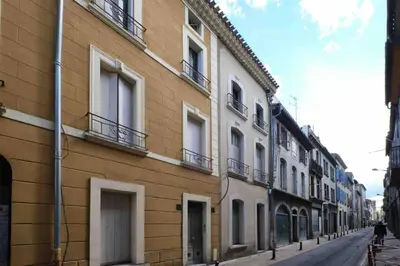 a row of buildings on a city street at CENTRE VILLE Appartement 75m2, avec 3 chambres in Carcassonne