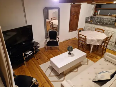 a living room with a piano and a table at Charmante petite grange - 5 Couchages in Nalzen