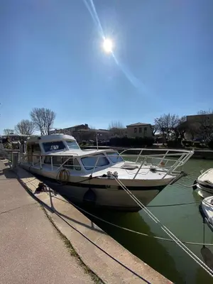 a boat is docked at a dock in the water at Bateau Fellowship in Narbonne