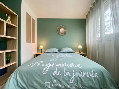 a bedroom with a bed with a sign on it at L'Appartement Jebari - Esprit loft Carcassonne proche cité médiéval et aéroport in Carcassonne