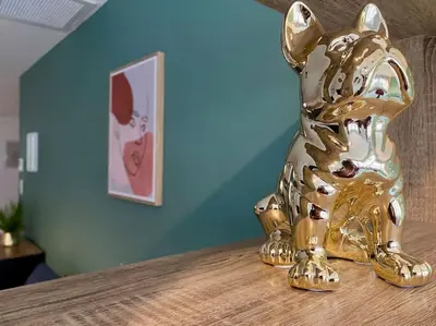 a metal dog statue sitting on top of a table at L'Appartement Jebari - Esprit loft Carcassonne proche cité médiéval et aéroport in Carcassonne