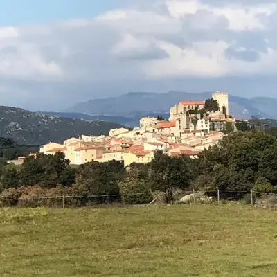 Charmante maison de village avec toit terrasse