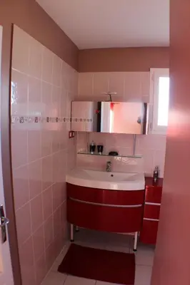 a bathroom with a red and white sink and a shower at Chez Carole et Michel en Minervois in Rieux-Minervois