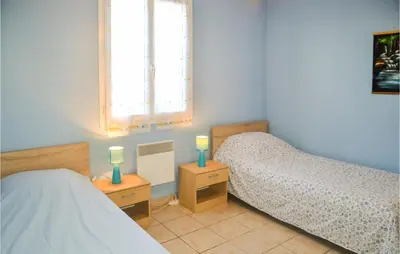 a bedroom with two twin beds and a window at Stunning Home In Saint-Nazaire-D'aude in Saint-Nazaire-dʼAude