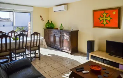 a living room with a table and a dining room at Stunning Home In Saint-Nazaire-D'aude in Saint-Nazaire-dʼAude