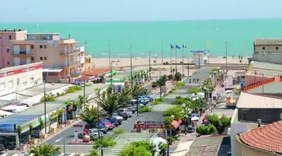 a view of a city with a beach and buildings at Le Belfort 1 Studio lumineux quartier historique les halles in Narbonne
