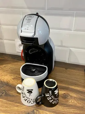 a coffee maker sitting on a table with two cups at Zen appart - 35m2 à Carcassonne in Carcassonne