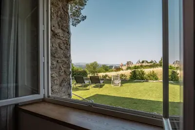 a window with a view of a yard at L'écrin de la Cité, Grand Panorama, vue unique sur les remparts de Carcassonne in Carcassonne
