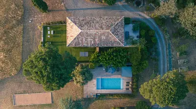 an overhead view of a house with a swimming pool at L'écrin de la Cité, Grand Panorama, vue unique sur les remparts de Carcassonne in Carcassonne
