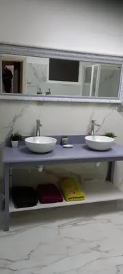 a bathroom with two sinks and a mirror at L'OCCITANE appartement climatisé centre ville in Limoux