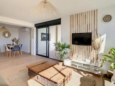 a living room with a coffee table and a tv at ** Superbe appartement sur le canal du midi ** in La Redorte
