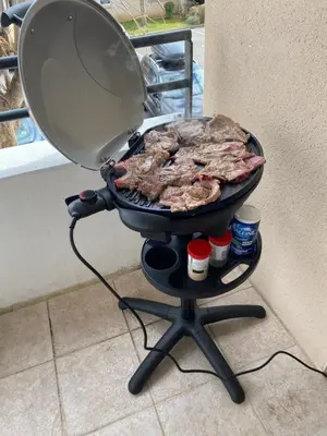 a grill with some food on top of it at Best cocooning au calme avec parking privé in Carcassonne