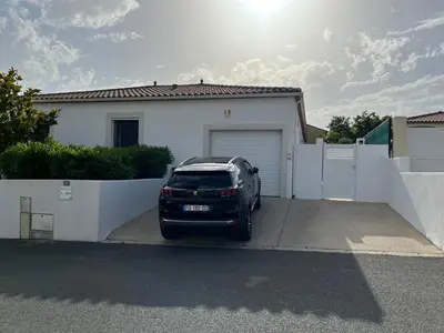 a car parked in a driveway in front of a house at Studio RIQUET indépendant attenant à Villa in Capestang