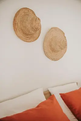 two straw hats on a wall next to a bed at Maison de campagne 6 pers salle de jeux & pétanque in Cuq
