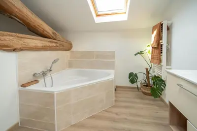 a bathroom with a bath tub in a room at Maison de campagne 6 pers salle de jeux & pétanque in Cuq