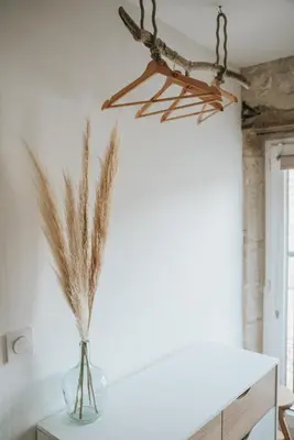 a room with a vase on a table with a ceiling fan at Maison de campagne 6 pers salle de jeux & pétanque in Cuq