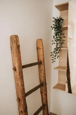 a wooden ladder leaning up against a wall at Maison de campagne 6 pers salle de jeux & pétanque in Cuq