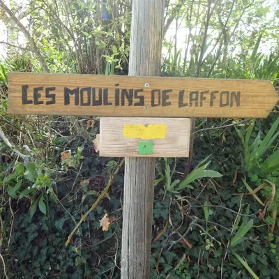 a wooden sign that reads les mauldins be garden at L'oustal des Fontanilles in Castelnaudary