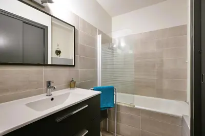 a bathroom with a sink and a shower at Tout confort ! Climatisation, Centre-ville, Parking, Terrasse, WiFi, Netflix in Carcassonne