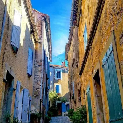 an alley between two buildings in an old town at Tout confort ! Climatisation, Centre-ville, Parking, Terrasse, WiFi, Netflix in Carcassonne