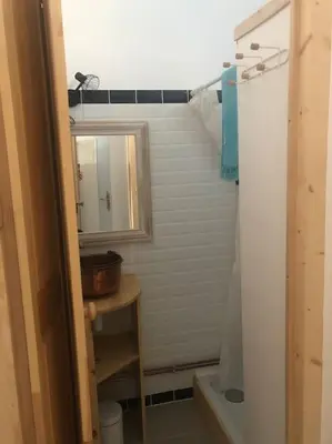 a small bathroom with a mirror and a sink at Location de Chambres, Séjour près des Grands Buffets Narbonne in Narbonne
