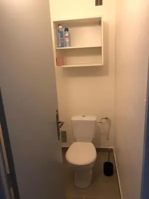a bathroom with a white toilet in a room at Location de Chambres, Séjour près des Grands Buffets Narbonne in Narbonne