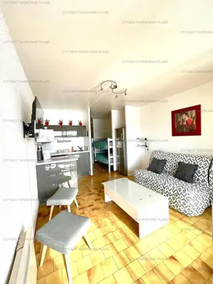 a living room with a couch and a table at Idéal couple avec vue sur le PORT DE GRUISSAN 4CHE24 in Gruissan