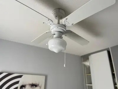a ceiling fan sitting on top of a ceiling at Appartement GRUISSAN Plage du Grazel in Gruissan