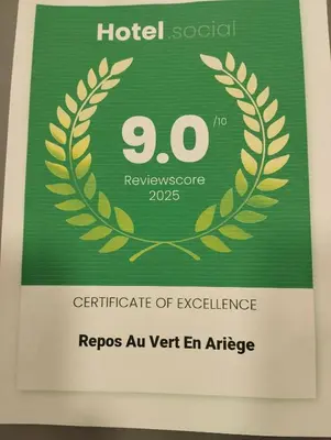 a sign for a hotel with a laurel wreath at Repos au vert en Ariège in Le Peyrat