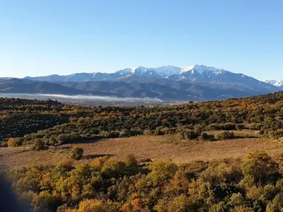 a view of a valley with mountains in the background at MAURY CAT'STUDIO 66 in Maury