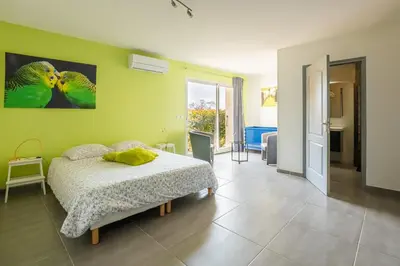 a bedroom with a bed and a green wall at Villa avec piscine et Jaccuzy in Bize-Minervois