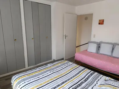 a small bedroom with two beds at Jolie studio récemment rénové in Marseillette