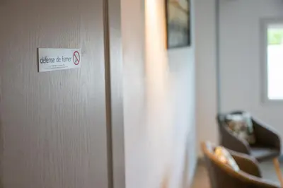 a sign on a door in a room at Chez la fille de l éclusier in Castelnaudary