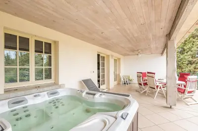 a jacuzzi tub in the middle of a room at Villa les cigales in Ouveillan