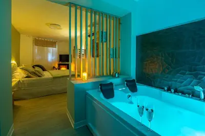 a bathroom with two sinks and a large mirror at Le Lovely Narbonnais - Balneo & Sauna in Narbonne