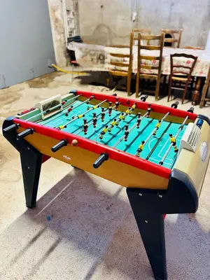 a foosball table with a pool table at L'Oustal de Papet in Ferrals-lès-Corbières