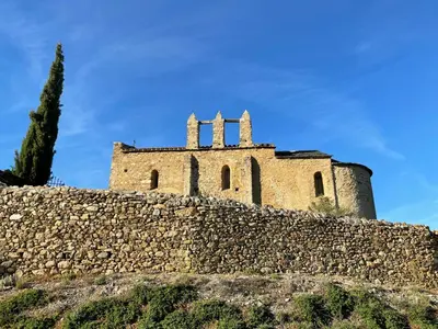 an old building on top of a stone wall at Coeur de nature in Rasiguères