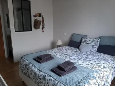 a bedroom with a bed with towels on it at Chambre double dans maison chaleureuse et familiale in Carcassonne