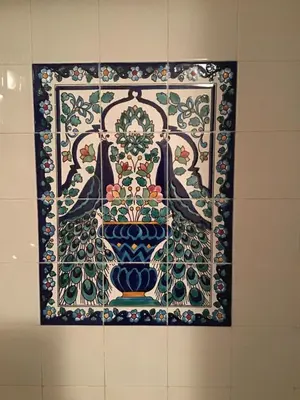 a tile on a wall with a vase on it at Jolie maison de village à Roquecourbe in Roquecourbe