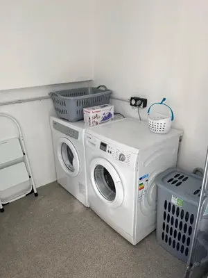 a laundry room with a washer and a washing machine at Charmante maison Climatisée avec piscine au Calme à Carcassonne in Carcassonne