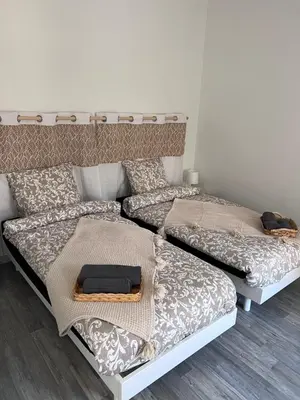 two beds sitting next to each other in a bedroom at Charmante maison Climatisée avec piscine au Calme à Carcassonne in Carcassonne