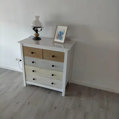 a white dresser with a lamp on top of it at Alaric Lodge: gîte champêtre avec parking privé. in Comigne