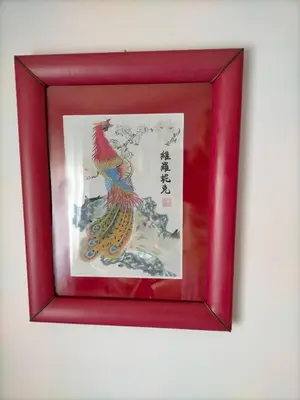 a picture of a painting of a chicken in a red frame at Alaric Lodge: gîte champêtre avec parking privé. in Comigne