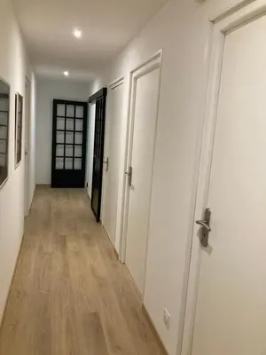 an empty hallway with white walls and wooden floors at Appartement en centre ville avec roof top in Port-la-Nouvelle