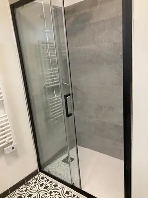 a shower with a glass door in a bathroom at Appartement en centre ville avec roof top in Port-la-Nouvelle