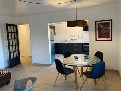 a dining room with a glass table and chairs at Appartement en centre ville avec roof top in Port-la-Nouvelle