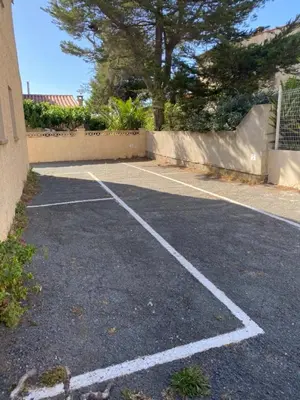 an empty parking lot with a tennis court at La maison de Jade Le Mabrouka in Port-la-Nouvelle